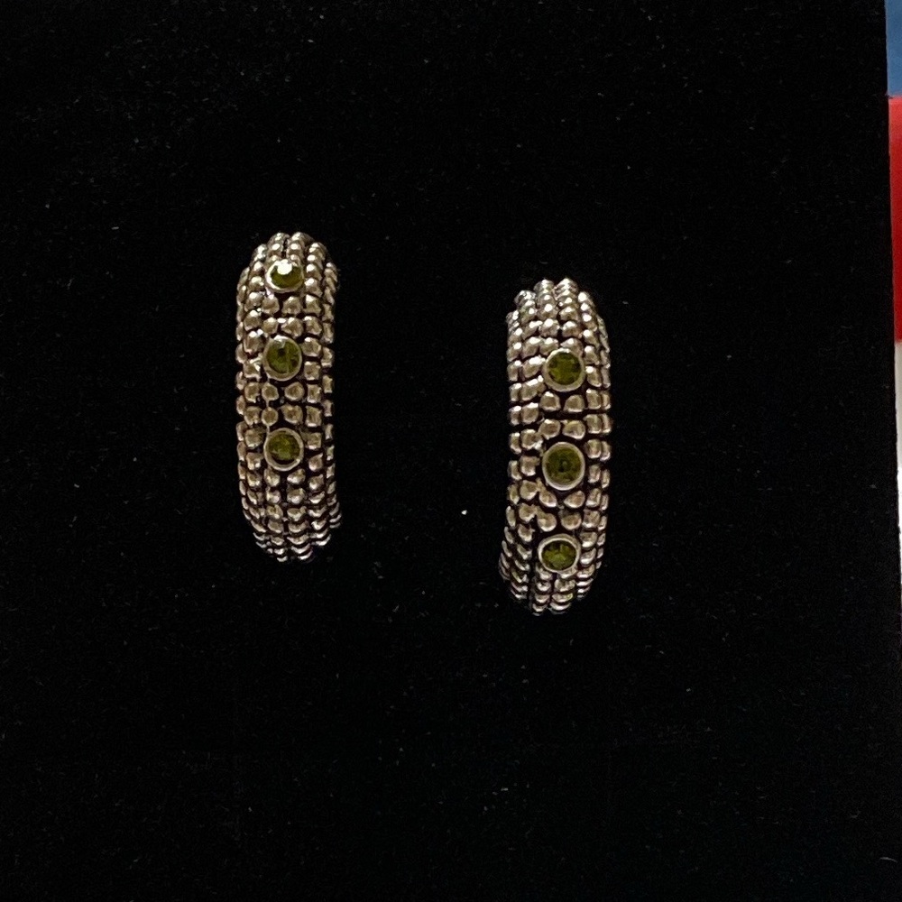Exquisite design Elegant Silver tone peridot earrings